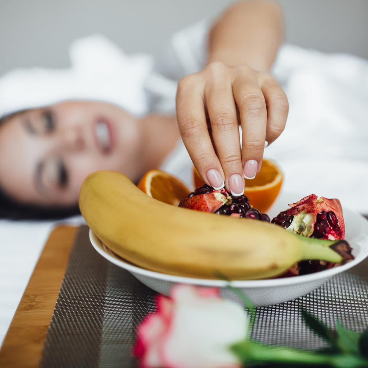 Ilustrasi Makan Buah untuk bantu Tidur