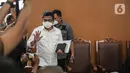 Terdakwa kasus pembunuhan berencana terhadap Nofriansyah Yousa Hutabarat atau Brigadir J, Ferdy Sambo menyapa pengunjung sebelum menjalani sidang di Pengadian Negeri Jakarta Selatan, Jakarta, Selasa (24/1/2023). Sidang kali ini, kuasa hukum Ferdy Sambo membawa tumpukan berkas yang diduga merupakan pembelaan yang diajukan oleh Ferdy Sambo . (Liputan6.com/Faizal Fanani)