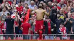 Pemain Liverpool Mohamed Salah melakukan selebrasi usai mencetak gol ke gawang Crystal Palace pada pertandingan Liga Inggris di Stadion Anfield, Liverpool, Inggris, Sabtu (18/9/2021). Liverpool menang telak 3-0. (AP Photo/Jon Super)