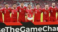 Para pemain Timnas Indonesia berfoto sebelum dimulainya laga matchday ketiga Grup A Piala AFF 2022 menghadapi Thailand di Stadion Utama Gelora Bung Karno, Senayan, Jakarta, Kamis (29/12/2022) sore WIB. (Bola.com/M Iqbal Ichsan)