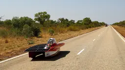 Mobil tenaga surya Solar Team Twente yang bernama Red Shift melaju menuju Tennants Creek pada hari kedua balapan di Australia (9/10). Mereka melintasi pedalamanya Australia sepanjang 3.000 kilometer. (AFP Photo/World Solar Challenge 2017/Mark Kolbe)