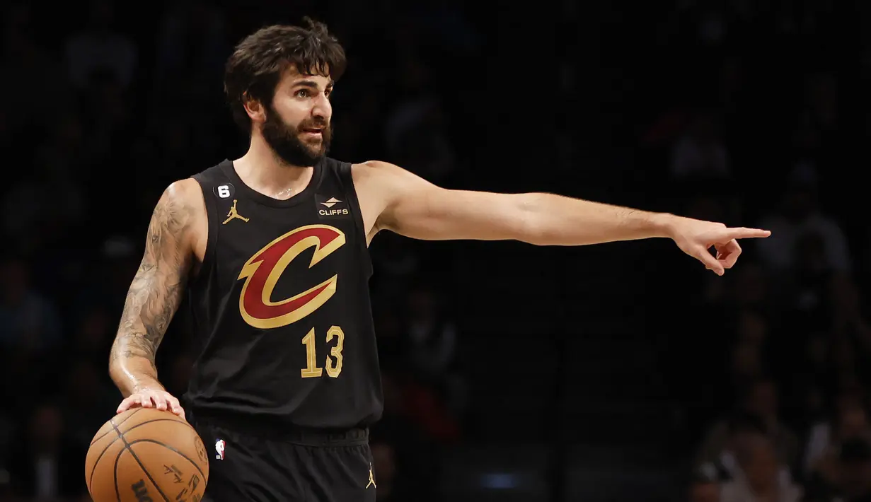 Pebasket Cleveland Cavaliers, Ricky Rubio saat laga melawan Brooklyn Nets di Barclays Center, Brooklyn Borough, New York, 23 Maret 2023. Juara Bertahan Spanyol kemungkinan akan kembali mengandalkan pemain yang terpilih menjadi MVP pada FIBA World Cup 2019 tersebut. (AFP/Getty Images/Sarah Stier)