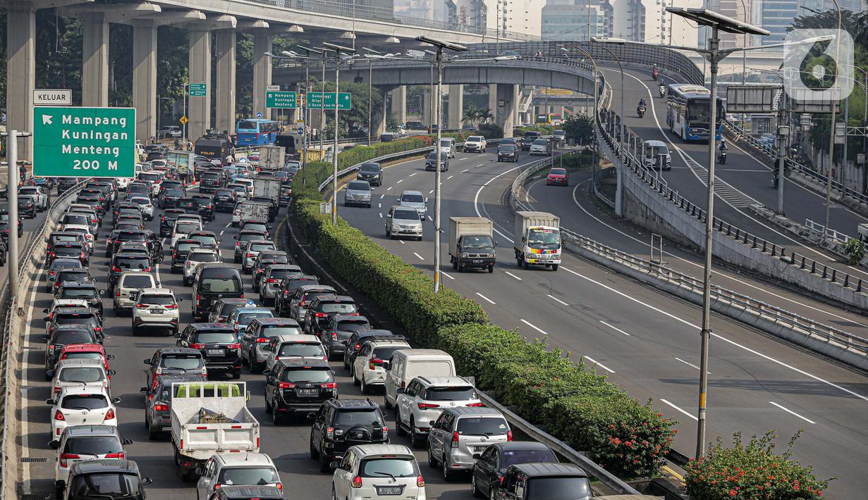 Sejumlah kendaraan roda empat terjebak macet di ruas Tol Dalam Kota, Jakarta, Senin (5/7/2021). Macet tersebut disebabkan karena adanya penutupan sejumlah pintu keluar tol dalam kota dalam masa PPKM Darurat. (Liputan6.com/Faizal Fanani)