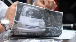 Kepala BNN, Budi Waseso menunjukkan gambar mobil yang digunakan tersangka saat rilis di Jakarta, Senin (27/3). BNN menangkap dua tersangka pengedar narkotika jaringan internasional dengan barang bukti sabu 11.076 gram. (Liputan6.com/Helmi Fithriansyah)
