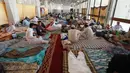 Suasana saat umat muslim itikaf atau berdiam di masjid dan menyembah Allah pada sepuluh hari terakhir Ramadan di Masjid Grand Faisal, Islamabad, Pakistan, Minggu (26/5/2019). Umat muslim terlihat membawa perlengkapan tidur seperti bantal dan selimut untuk menginap di masjid. (AP Photo/Anjum Naveed)