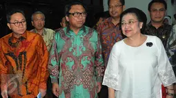 Presiden ke-5 RI Megawati Soekarnoputri (kanan) didampingi Ketua MPR Zulkifli Hasan (kiri) dan Wakil Ketua MPR Oesman Sapta Odang menghadiri seminar nasional kebangsaan di Kompleks Parlemen, Senayan, Jakarta, Selasa (18/8). (Liputan6.com/Herman Zakharia)