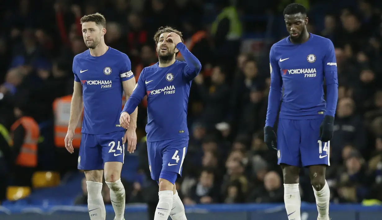 Para pemain Chelsea berjalan gontai usai gawangnya kebobolan saat melawan Bournemouth pada lanjutan Premier League di Stamford Bridge, London, (31/1/2018). Chelsea kalah 0-3. (AP/Tim Ireland)