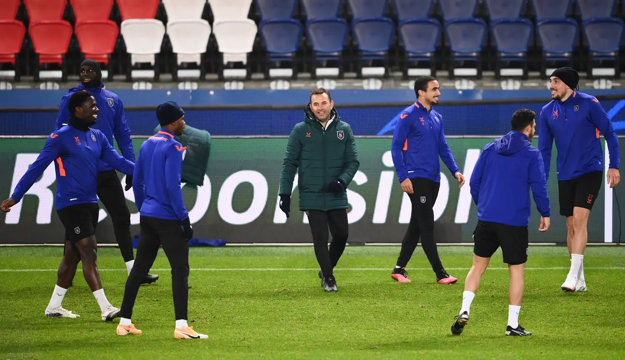 Pelatih Istanbul Basaksehir, Okan Buruk menyaksikan pemainnya berlatih di Paris (7/12/2020). Istanbul Basaksehir akan bertanding melawan PSG pada grup H Liga Champions di Stadion Parc des Princes. (AFP/Franck Fife)