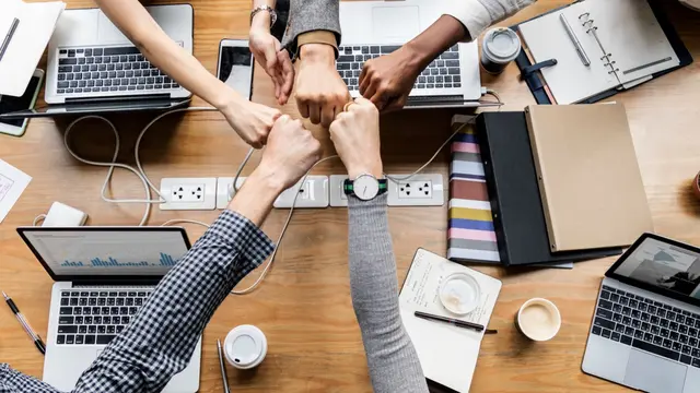 Ilustrasi team work, kerja tim, kerja sama