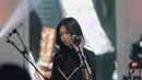 Penyanyi Isyana Sarasvati saat rilis single 'Heaven' di Jakarta, Rabu (21/2). Lagu 'Heaven' merupakan kolaborasi dirinya dengan Afgan Syahreza dan Rendy Pandugo. (Liputan6.com/Faizal Fanani)