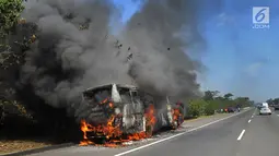 Kobaran api melalap bus pariwisata nopol AB 7536 AK pada ruas tol Jagorawi arah Bogor di KM 36, Bogor, kamis (25/7/2019). Kebakaran bus ini menyebabkan kemacetan lalu lintas menuju Bogor. (merdeka.com/Arie Basuki)