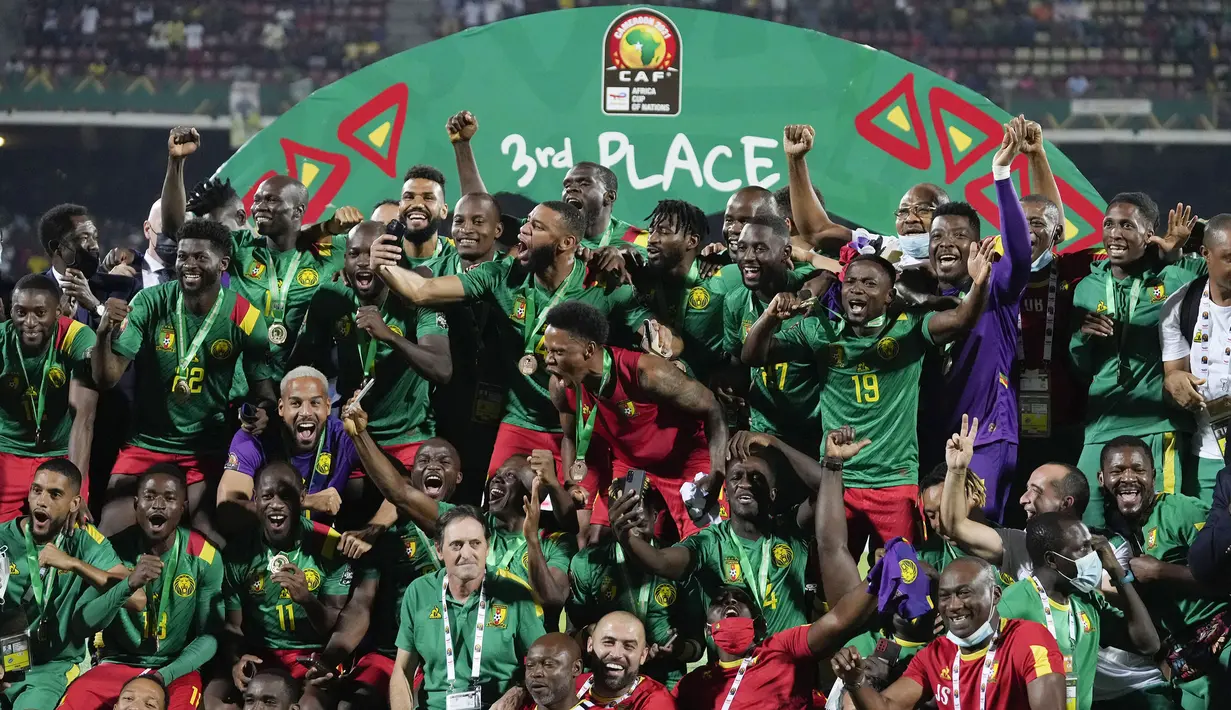 Tuan rumah Kamerun berhasil merebut tempat ketiga Piala Afrika 2021 usai mengalahkan Burkina Faso di Ahmadou Ahidjo Stadium, Yaounde, Minggu (6/2/2022) dini hari WIB. (AP/Themba Hadebe)
