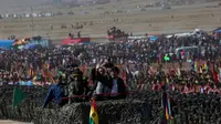 Presiden Bolivia Evo Morales menyapa peserta yang mengikuti upacara ulang tahun tentara Bolivia ke-192 di Kjasina, Bolivia (7/8). Upacara militer ini digelar ditengah gurung yang jauh dari keramaian ibukota bolivia. (AP Photo/Juan Karita)