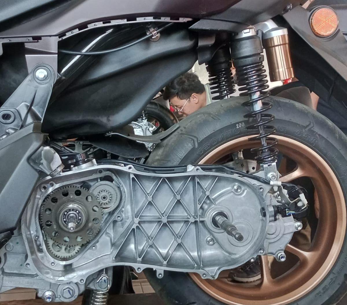 Desain crankcase pada mesin Blue Core 155cc ini berbeda dari yang lain