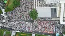 Jemaah laki-laki berada di dalam masjid, sementara perempuan di aula dan juga selasar. (Liputan6.com/Herman Zakharia)