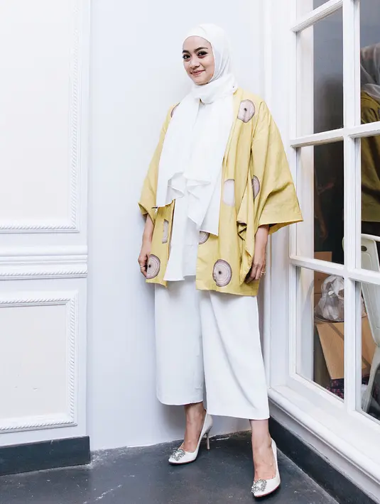 Kali ini celana kulot berwarna putihnya dipadukan Ayudia dengan blouse putih dan outer kuning bermotif. Tampilan sederhana namun berwarna sangat tampak di diri Ayudia. (Instagram/ayudiac)