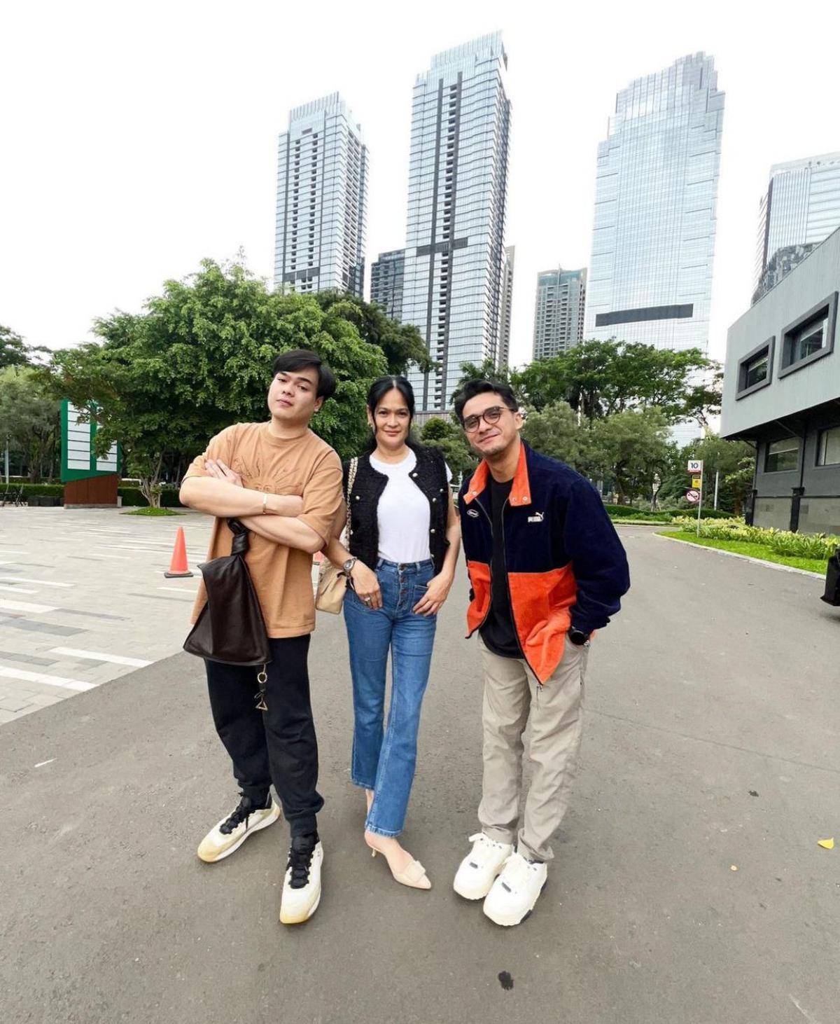 7 Potret Artis yang Terlihat Awet Muda Bersama Anak Mereka, Hubungan Ibu-Anak atau Kakak-Adik?
