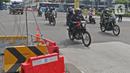 Petugas gabungan berpatroli di kawasan Harmoni, Jakarta, Sabtu (24/7/2021). Kepolisian menyiapkan kawat berduri di kawasan Harmoni untuk mengantisipasi adanya aksi demonstrasi dengan tuntutan menolak perpanjangan pemberlakuan pembatasan kegiatan masyarakat (PPKM). (Liputan6.com/Herman Zakharia)