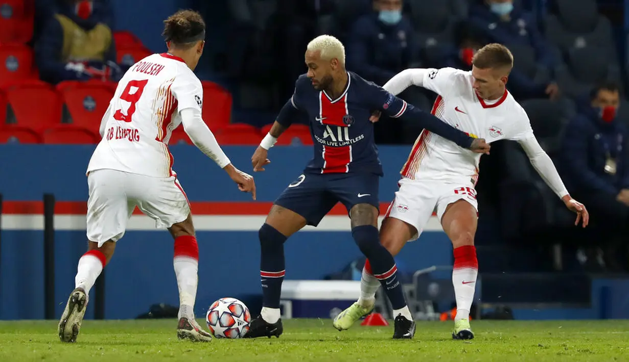 Pemain Paris Saint-Germain Neymar (tengah) berebut bola dengan pemain RB Leipzig Daniel Olmo (kanan) dan Yussuf Poulsen pada pertandingan Grup H Liga Champions di Stadion Parc des Princes, Paris, Prancis, Selasa (24/11/2020). Paris Saint-Germain menang 1-0. (AP Photo/Thibault Camus)