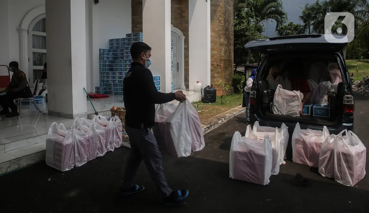 Aktivitas dapur umum Kementerian Sosial di halaman Gedung Konvensi, TMP Kalibata, Jakarta, Kamis (5/8/2021). Sebanyak 16.000 makanan disiapkan untuk tenaga kesehatan, petugas penyekatan PPKM dan petugas TPU serta warga yang sedang isolasi mandiri di wilayah Jabodetabek. (Liputan6.com/JohanTallo)