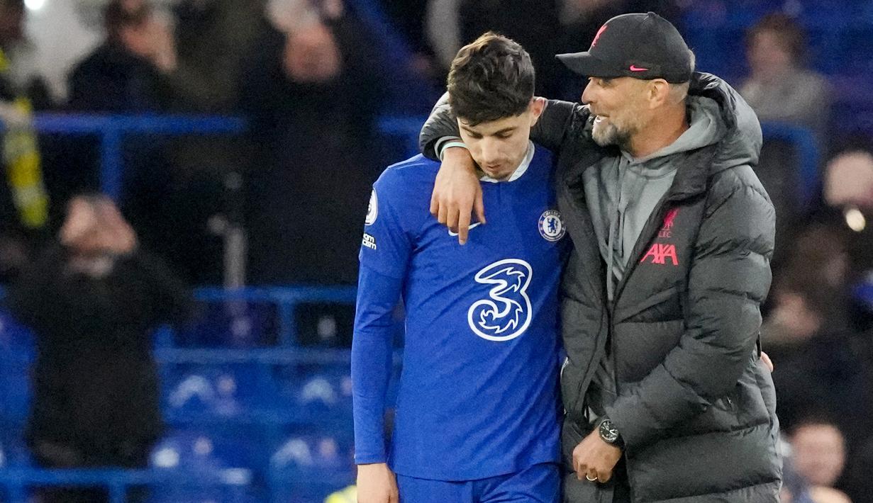 Pemain Chelsea, Kai Havertz, dirangkul pelatih Liverpool, Jurgen Klopp, pada laga Liga Inggris di Stadion Stamford Bridge, Rabu (5/4/2023). Skor kacamata menghiasi laga Chelsea kontra Liverpool. (AP Photo/Frank Augstein)