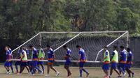Para pemain PBR menggotong gawang saat latihan perdana jelang Piala Jenderal Sudirman di Lapangan National Youth Training Center, Sawangan, Depok, Jawa Barat, Senin (2/11/2015). (Bola.com/Vitalis Yogi Trisna)