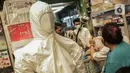 Baju pelindung dijual di Pasar Pramuka, Jakarta, Senin (2/3/2020). Pemerintah resmi mengumumkan dua pasein ibu (64) dan anak (31) terinfeksi wabah virus corona COVID-19 setelah berinteraksi dengan Warga Negara Jepang yang berkunjung ke Indonesia. (Liputan6.com/Faizal Fanani)