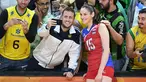 Atlet voli asal Rusia, Tatyana Kosheleva berpose bersama para penggemarnya usai bertanding melawan tim dari Korea Selatan di ajang Olimpiade Rio 2016 di Maracanazinho, Rio de Janeiro, Brasil, (8/8). (AFP PHOTO/Johannes EISELE)