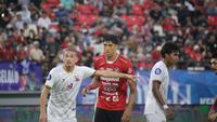 Momen saat bek tengah Bali United Elias Dolah menghadapi Madura United di Stadion Dipta. Musim depan, Elias Dolah akan merapat ke Buriram United bersama bek sayap Timnas Indonesia Shayne Pattynama. (Bola.com/Alit Binawan)