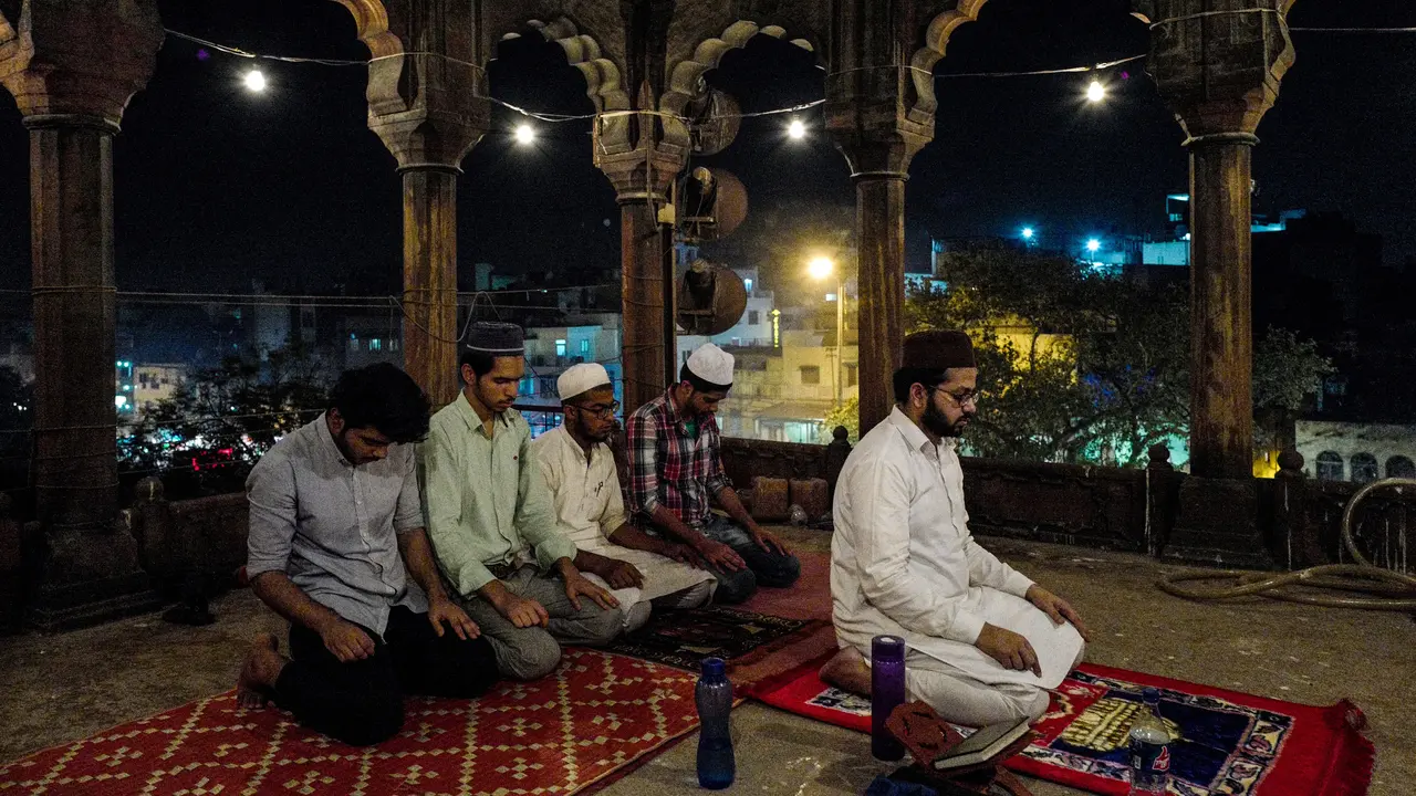Semarak Muslim India Menjalankan Salat Terawih di Bulan Ramadan