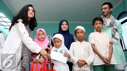 Aktris Michelle Ziudith memberi bingkisan ke sejumlah anak yatim pada saat acara  buka puasa bersama SCTV dan anak yatim di kawasan Pasar Minggu, Jakarta, Kamis (16/6/2016). (Liputan6.com/Herman Zakharia)