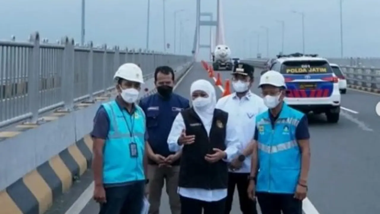 Khofifah saat meninjau perbaikan listrik di Jembatan Suramadu. (Istimewa)