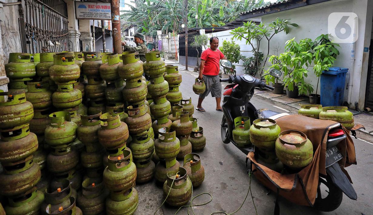 Pekerja menata tabung gas elpiji 3 kg ke atas sepeda motor untuk didistribusikan di kawasan Jakarta, Rabu (4/1/2023). Pembelian menggunakan KTP ini diterapkan agar pembelian LPG 3 kg dapat dinikmati oleh masyarakat yang berhak atau tepat sasaran. (Liputan6.com/Angga Yuniar)