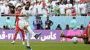 Ditengah frustasinya timnas Iran, Dewi Fortuna akhirnya berpihak kepada Iran. Roozbeh Cheshmi melepaskan tembakan keras dari luar kotak penalti yang gagal dijangkau oleh penjaga gawang Wales. (AP Photo/Francisco Seco)