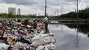 Warga memilah sampah sisa banjir yang dikumpulkan dari sepanjang Kali Cengkareng, Jakarta Barat, Kamis (9/1/2020). Sampah sisa banjir tersebut selanjutnya akan dibawa menggunakan truk pengangkut ke TPA Bantar Gebang. (Liputan6.com/Johan Tallo)