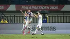 Selebrasi Teerasak Poeiphimai usai berhasil mencetak gol penyama kedudukan pada final Piala Presiden 2025&nbsp;di Stadion Si Jalak Harupat, Kabupaten Bandung, pada Minggu (13/7/2025) malam WIB. (Bola.com/Bagaskara Lazuardi)