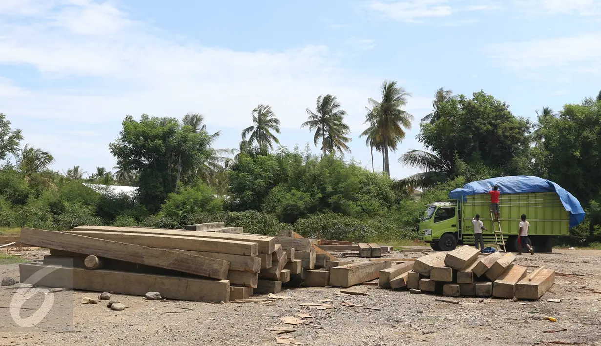 Pekerja beraktivitas di tempat pemotongan kayu di kawasan Hutan Produksi Popayato, Kabupaten Pohuwato, Gorontalo, Minggu (11/9). Dari hutan yang ada di Gorontalo seluas 90 ribu hektar, 16 ribu hektar mengalami kerusakan. (Liputan6.com/Immanuel Antonius)