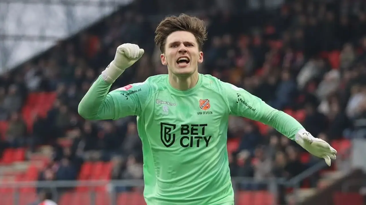 Nama kiper FC Volendam, Kayne van Oevelen, tiba-tiba ramai dibicarakan.