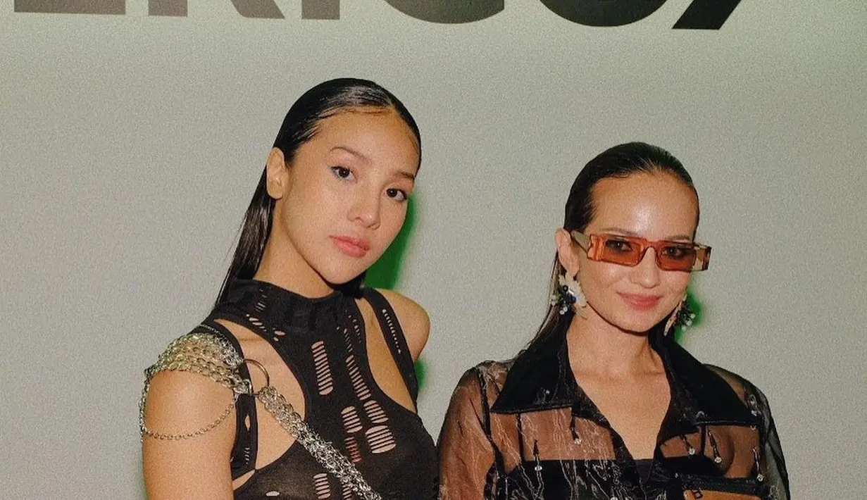 Di antaranya ada Enzy Storia dan Anya Geraldine dan beberapa artis muda Tanah Air yang kemarin turut memeragakan busana terbaik dari brand fashion lokal. (FOTO: instagram.com/enzystoria)
