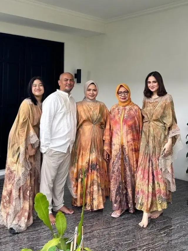 Potret Syifa Hadju dan keluarga (Sumber: Instagram/syifahadju)
