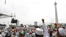 Massa Demo 2 Desember memadati lapangan Monas, Jakarta, Jumat (2/12). Ratusan ribu massa Islam dari berbagai‎ daerah akan melakukan doa dan zikir bersama di Monas. (Liputan6.com/Faizal Fanani)