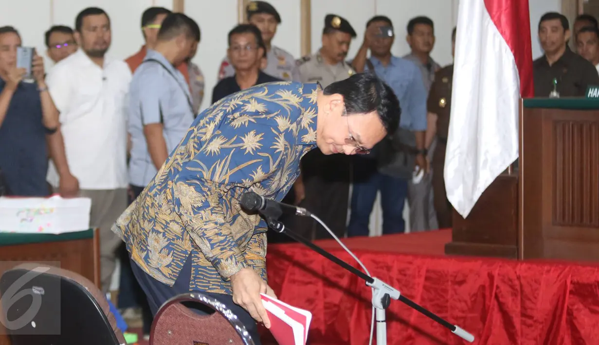 Basuki Tjahaja Purnama atau Ahok bersiap duduk di kursi terdakwa untuk menjalani sidang kasus dugaan penodaan agama di Gedung Kementan Jakarta, Selasa (4/4). Sidang ke-17 ini beragenda pemeriksaan terdakwa dan barang bukti (Liputan6.com/Immanuel Antonius)