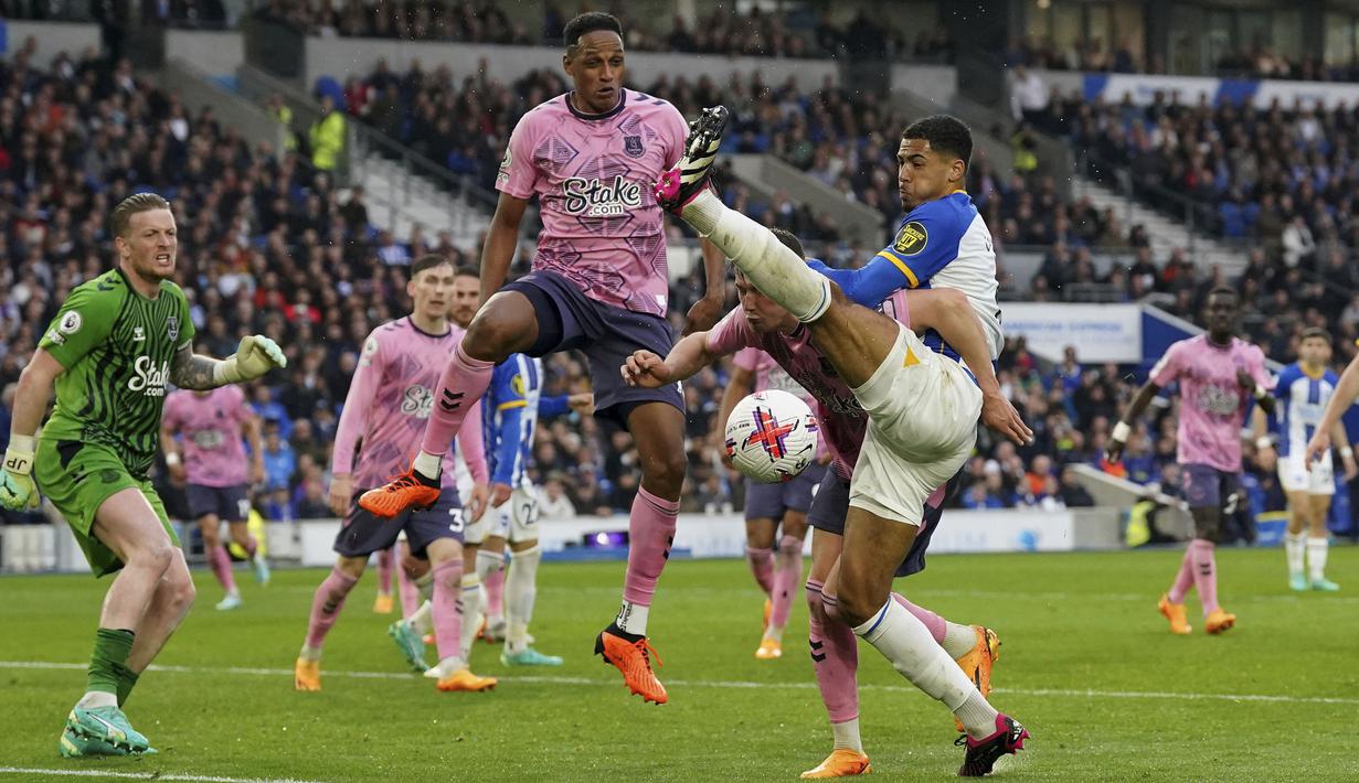 Pemain Brighton, Pervis Estupinan (kanan) berebut bola dengan pemain Everton, Yerry Mina pada laga pekan ke-35 Liga Inggris 2022/2023 di  American Express Community Stadium, Brighton, Inggris, Selasa (09/05/2023) WIB. The Toffees menang dengan skor 5-1. (AP Photo/PA/Adam Davy)