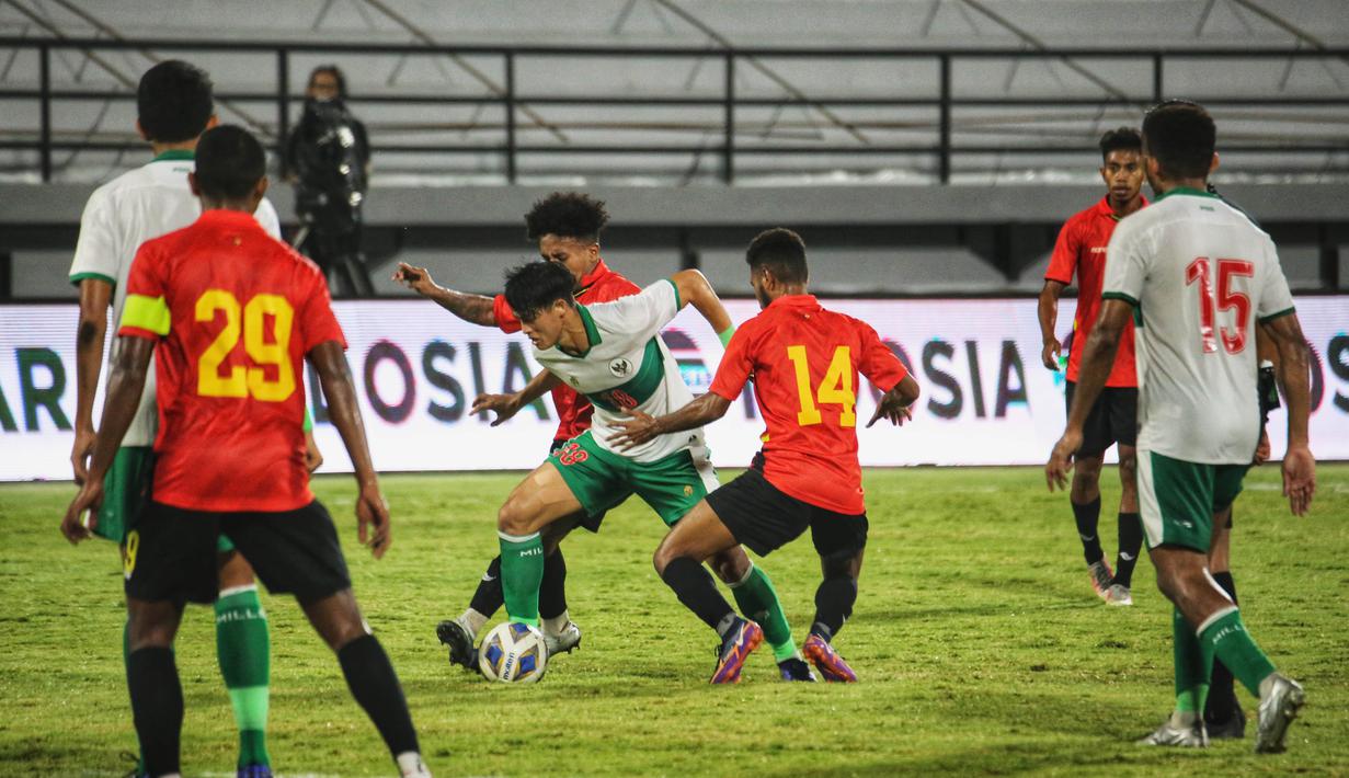 Kemenangan ini melengkapi torehan apik pasukan Shin Tae-yong. Sebelumnya, dalam laga uji coba pertama, Timnas Indonesia juga menang selisih tiga gol dengan skor 4-1. (Bola.com/Maheswara Putra)