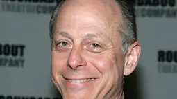 Aktor Mark Blum saat menghadiri Roundabout Theatre 2005 Spring Gala di Chelsea Piers, New York City, Amerika Serikat, 11 April 2005. Kabar meninggalnya Mark Blum didapat dari Screen Actors Guild. (Photo by Paul Hawthorne/Getty Images)