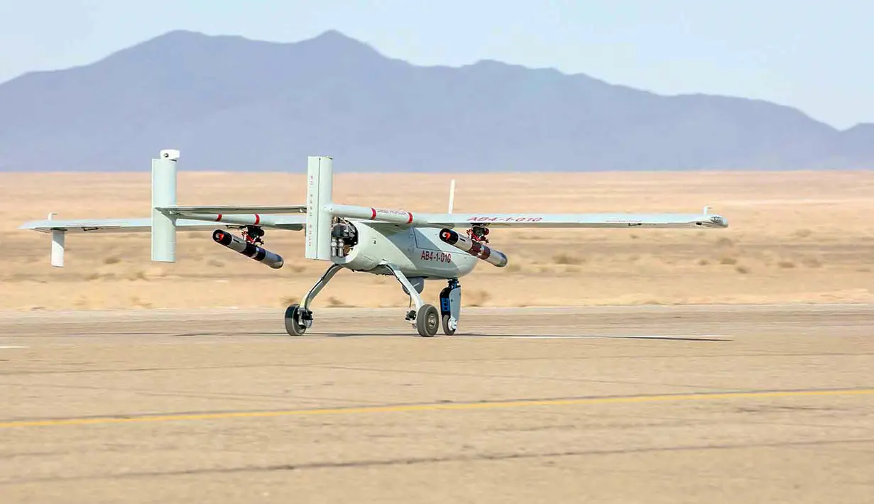 Drone lepas landas di landasan pacu selama latihan drone militer di lokasi yang dirahasiakan di Iran tengah (5/1/2021). Pengumuman latihan drone itu muncul di saat meningkatnya ketegangan antara Iran dan Amerika Serikat. (Army office/AFP)