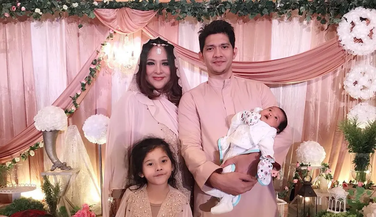 Iko Uwais menikah dengan penyanyi Audy Item pada 25 Juni 2012. Iko Uwais pun dikenal sebagai pria yang amat sayang pada sang istri. Kini pasangan ini telah dikaruniai dua orang putri cantik. (Liputan6.com/IG/@iko.uwais)