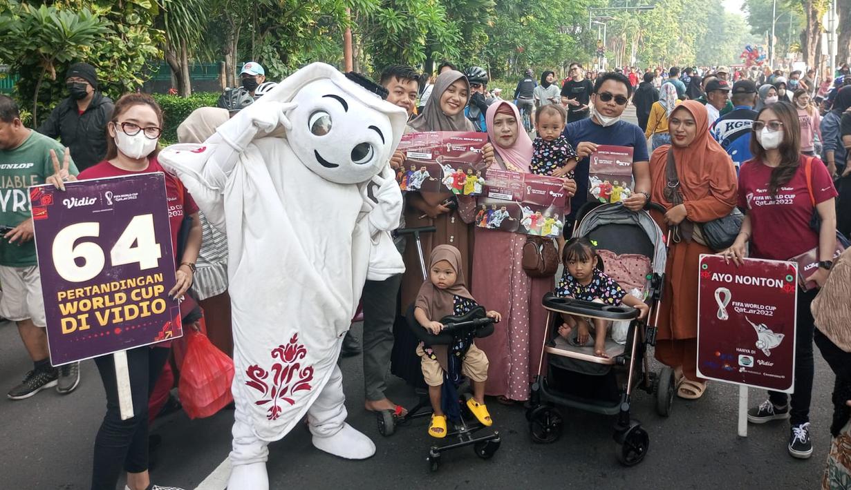 Maskot Piala Dunia 2022, La'eeb berfoto bersama dengan warga saat acara CFD (Car Free Day) di Surabaya, Sabtu (20/11/2022). (Dok. SCM)