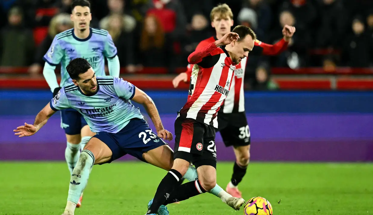 DI babak kedua, Arsenal langsung tancap gas. Pada menit ke-50, Mikel Merino berhasil melesakkan bola ke gawang Brentford. Arsenal unggul 2-1 atas Brentford. (JUSTIN TALLIS/AFP)