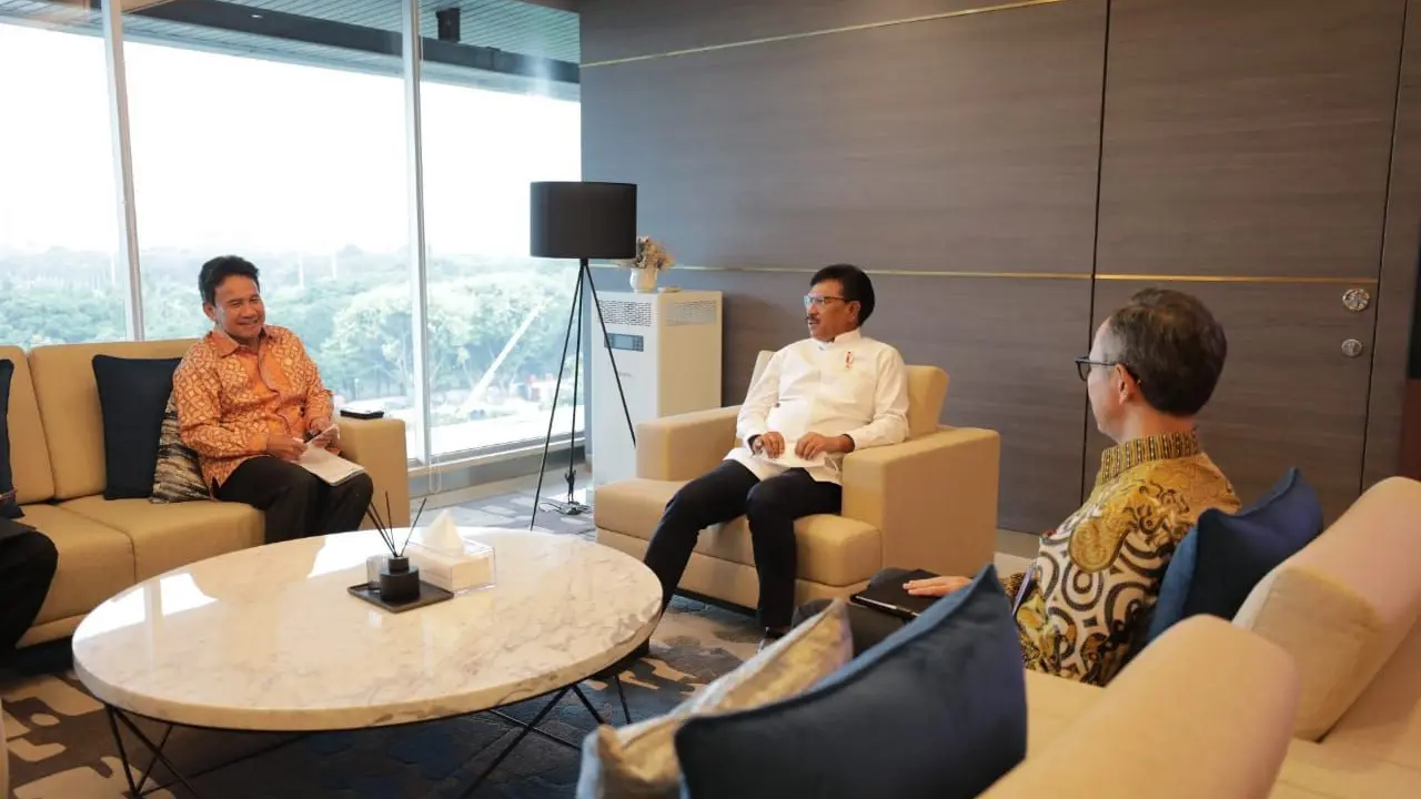 Ketua Dewan Komisioner OJK Mahendra Siregar dan Wakil Ketua Dewan Komisioner OJK Mirza Adityaswara bertemu Menteri Komunikasi dan Informatika (Menkominfo) RI Johnny G. Plate. (Dok OJK)